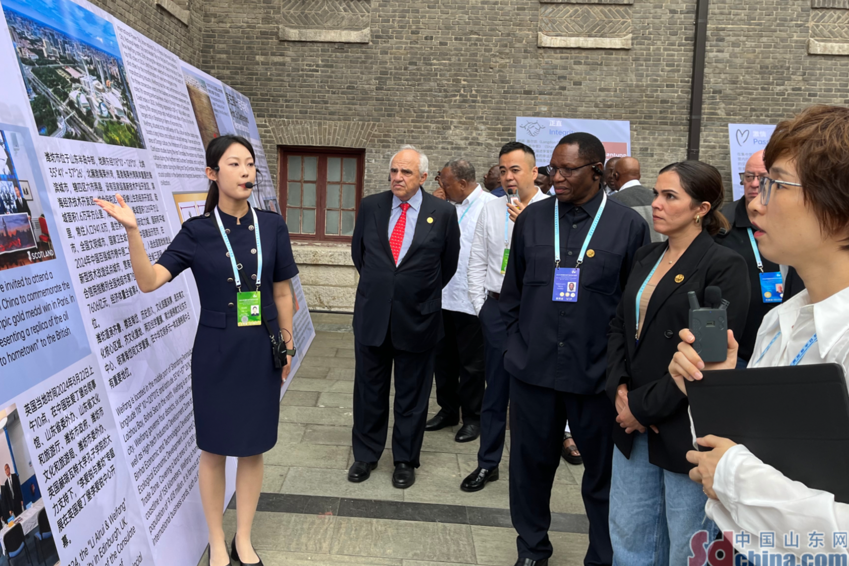 Chinese and foreign guests hold discussions on a peaceful future in Weifang, Shandong
